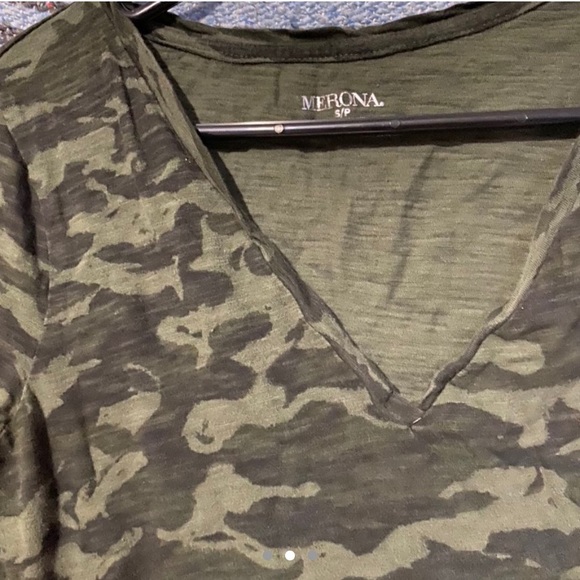 green camo v neck t shirt - Picture 2 of 3